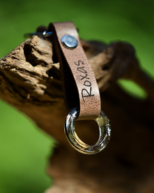 Memorie Schmuck Schlüsselanhänger Ring mit Lederband & Gravur "Darcy-2"